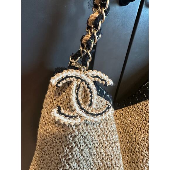 CHANEL Coco Country Camellia Tote - Picture 4 of 16